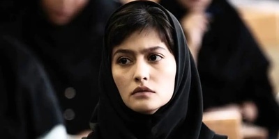 (عکس) تصویری دیده نشده از پردیس احمدیه با چادر در کفشداری حرم رضوی/ درود به غیرتت دختر ایران👌