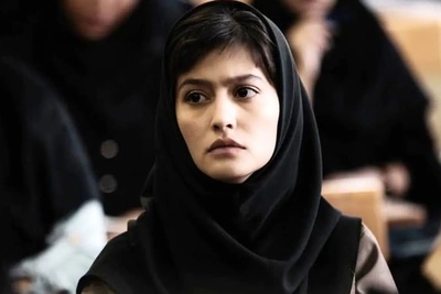 (عکس) تصویری دیده نشده از پردیس احمدیه با چادر در کفشداری حرم رضوی/ درود به غیرتت دختر ایران👌