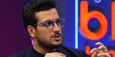 امیرحسین قیاسی مهمانش را با سرباز هخامنشی اشتباه گرفت! «قیافه‌ات دقیقاً شبیه سربازای تخت‌جمشیده!»
