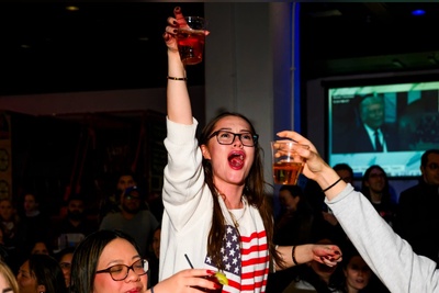 ترور ترامپ، فرصت طلایی برای غارت مشروب توسط خبرنگاران آمریکایی!+فیلم