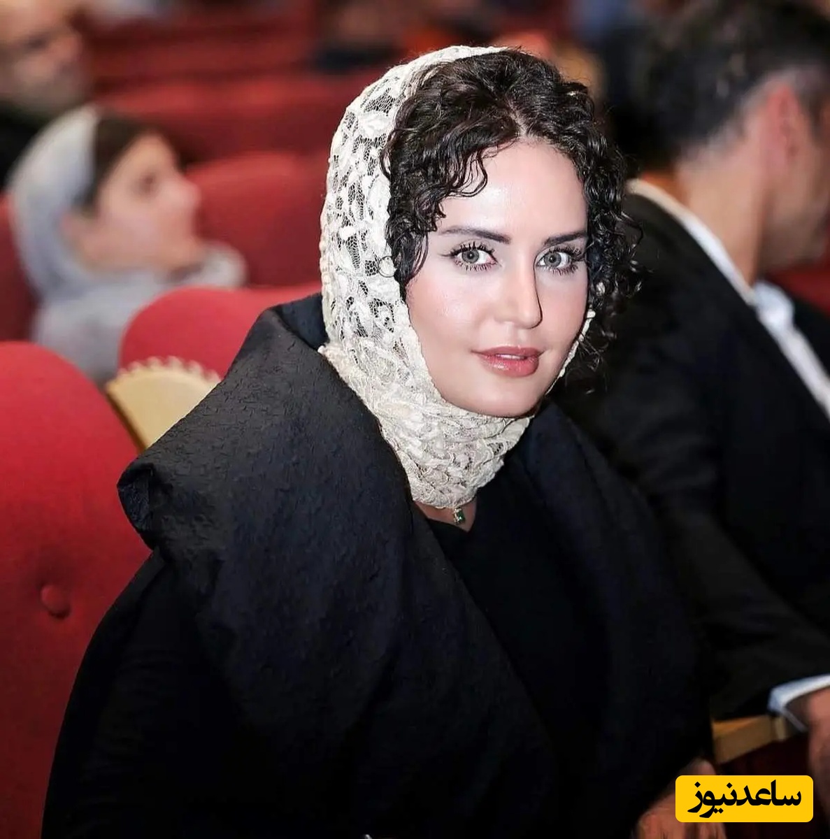 الناز شاکردوست با استایل شیک/ جلیقه شنلی با تیشرت تدی و کلاه