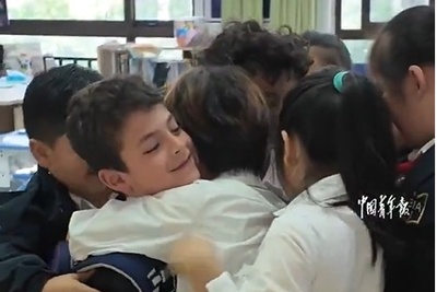روی دیگر جنگ؛ استقبال صمیمی و تماشایی دانش‌آموزان چینی از همکلاسی ایرانی‌شان که به دلیل جنگ و حضورش در ایران 42 روز غایب بود!