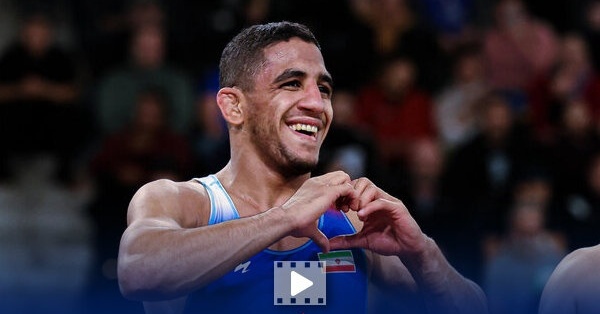 اشک ها و استرس زیاد همسر رحمانِ بی رحم بعد کسب مدال طلا با نوزادِ در بغل: پسرم بابات مدال طلا برد😍+فیلم