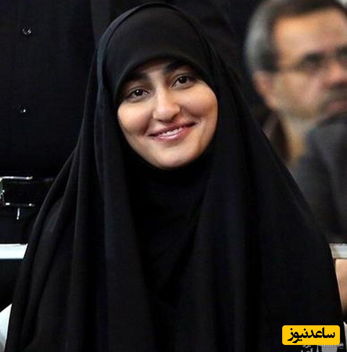 (عکس) دختر سردار سلیمانی، سلاح به دست در نماز جمعه کرمان