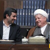 بوسیدن دست رهبر انقلاب توسط محمود احمدی‌نژاد و نگاه جالب هاشمی رفسنجانی به این اتفاق