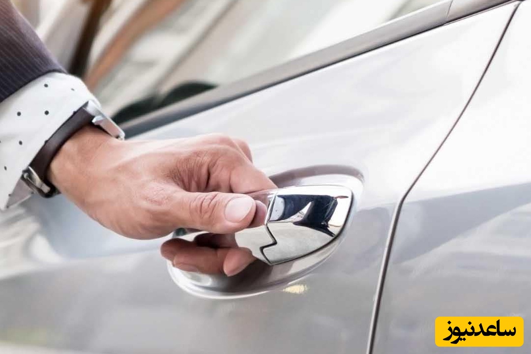 خلاقیت خنده دار راننده ایرانی در استفاده از نوشابه باز کن به عنوان دستگیره ماشین حماسه آفرید😂 / هنر نزد ایرانیان است و بس