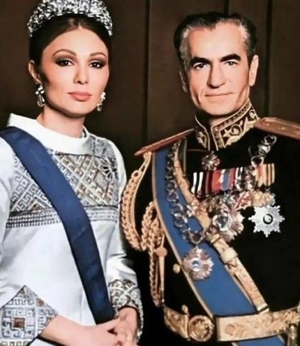 (عکس) نگاهی به تاج فرح پهلوی در دورانی که مردم در حسرت نان شب بودند/ ساخته شده با الماس و یاقوت با وزن 1 کیلوگرم!
