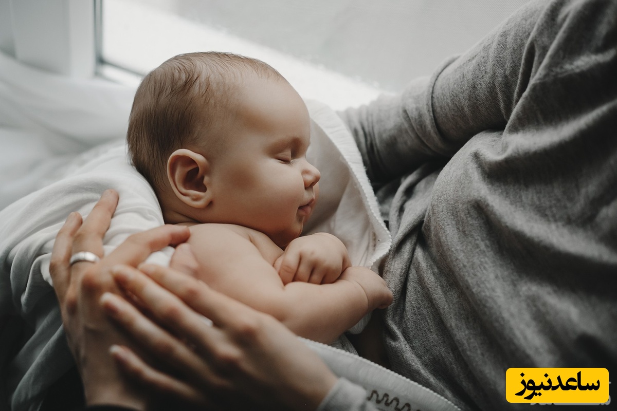 بغل کردن نوزاد به حالت گهواره ای
