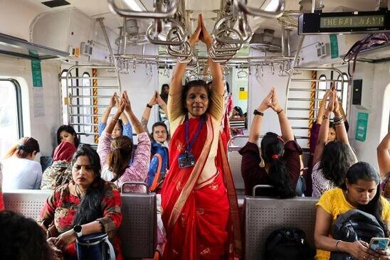 تمرین یوگا به مناسبت روز جهانی زن در یک قطار شهری در بمبئی هند/ رویترز