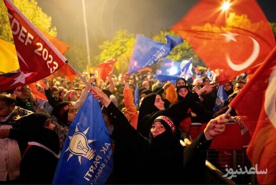 جشن پیروزی اردوغان در انتخابات ترکیه در مقابل دفتر مرکزی حزب حاکم عدالت و توسعه در شهر استانبول/ رویترز و خبرگزاری فرانسه
