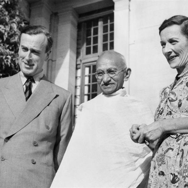 مهاتما گاندی در کنار لوئیس مونتابتن و همسرش ادوینا مونتابتن