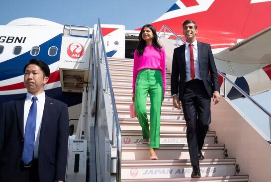 ورود ریشی سوناک نخست وزیر انگلیس و همسرش به فرودگاه شهر توکیو در سفر رسمی به ژاپن/ آسوشیتدپرس