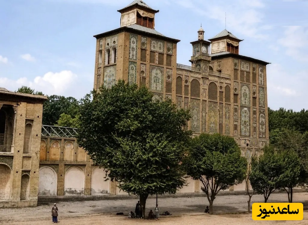 منظرۀ شمس‌العماره و خیابان مقابل آن (خیابان ناصرخسرو امروزی)