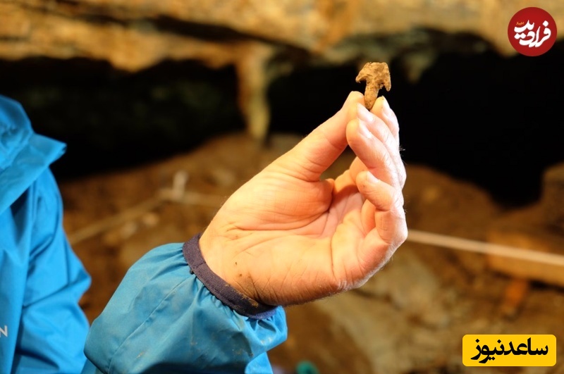 لحظه کشف سرتیر سنگ چخماقی با نوک شکسته مربوط به حدود 2400 پیش از میلاد.