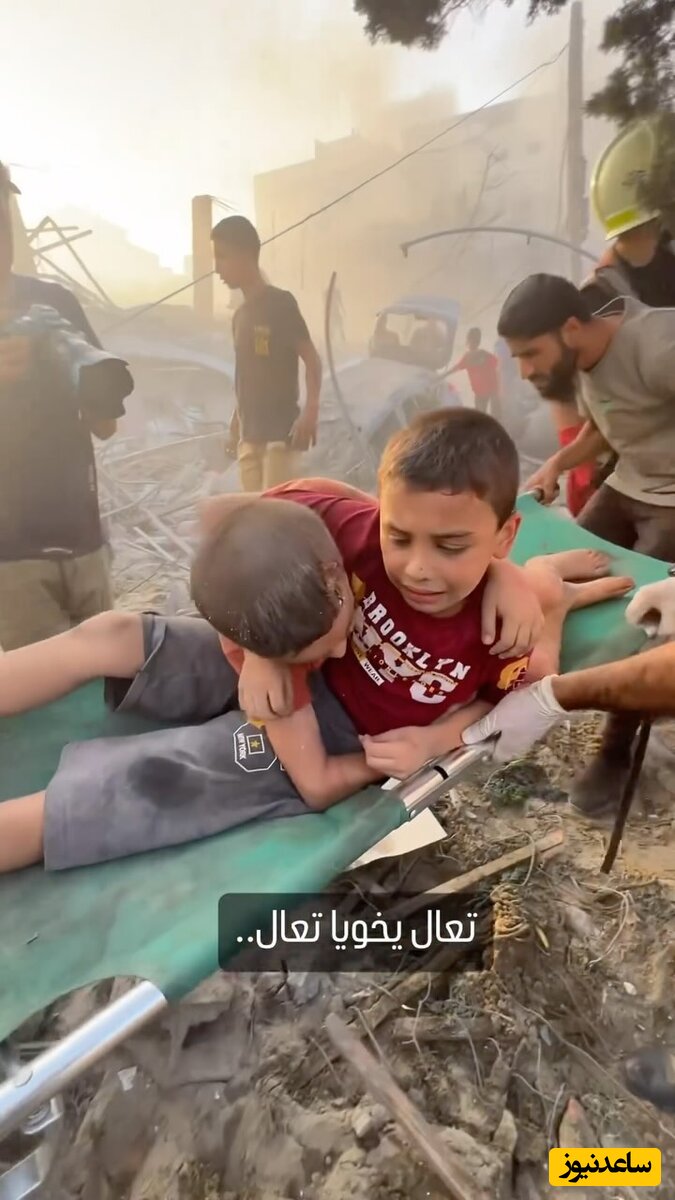 (فیلم) در آغوش کشیدن برادر، اولین اقدام کودک فلسطینی بعد از بیرون آمدن از زیر آوار / عجب دنیای نامردی ...