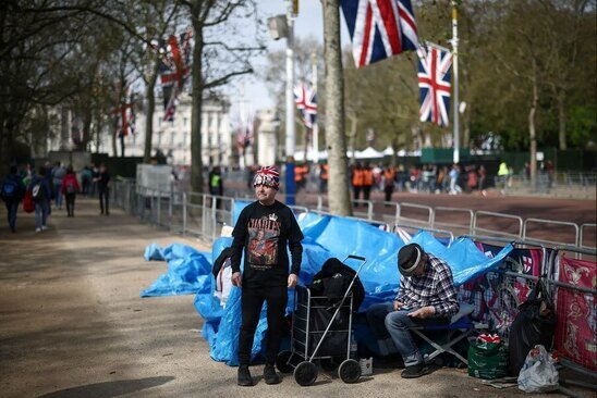 کمپ زدن طرفداران سلطنت در مقابل کاخ باکینگهام در لندن پیش از مراسم تاجگذاری رسمی "چارلز سوم" به عنوان پادشاه جدید انگلیس/ رویترز