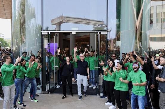 افتتاح نخستین فروشگاه خرده فروشی شرکت "اپل" در شهر بمبئی هند/ رویترز
