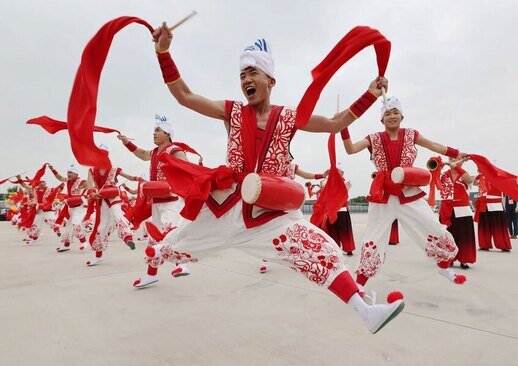 رقص محلی چینی در مراسم استقبال رسمی از رییس جمهوری قزاقستان در استان شیان چین/ شینهوا