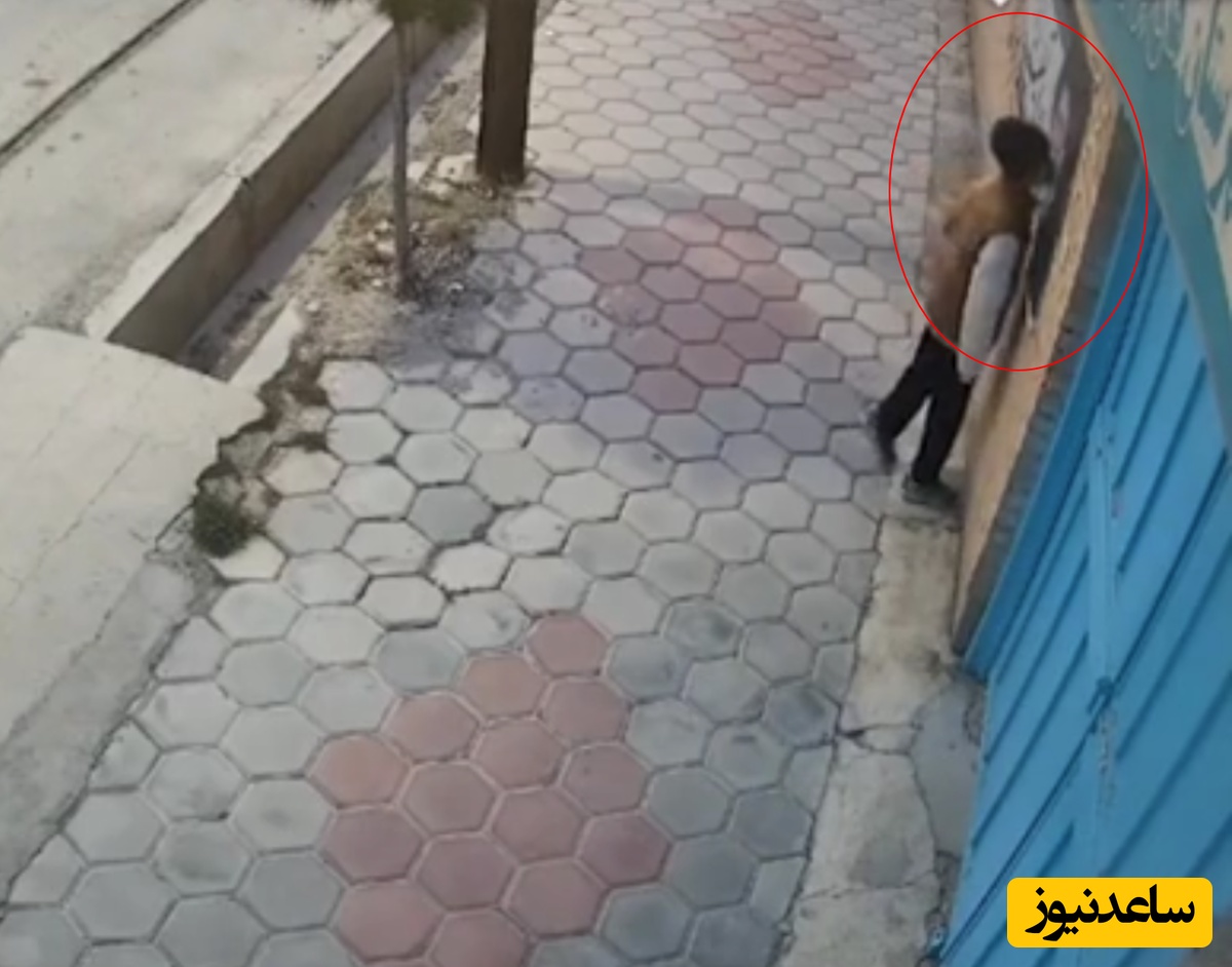 ببینید | ماجرای بوسه مخفیانه یک پسر بچه به عکس رهبر شهید انقلاب در خیابان چه بود؟