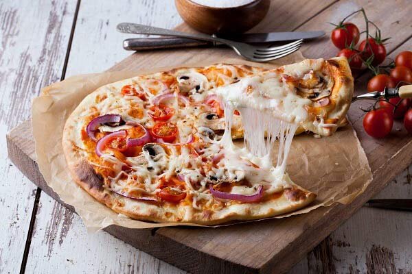آشنایی با مزایا و معایب پنیر پیتزا