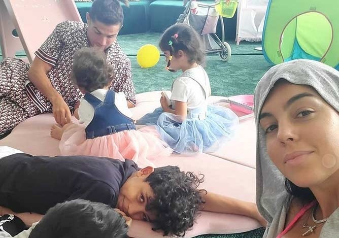 نگاهی به سورپرایز لاکچری جورجینا برای تولد آلانا، دختر قرتی و ژیگولش در عربستان/ مامان نگو غول چراغ جادو بگو😍+عکس