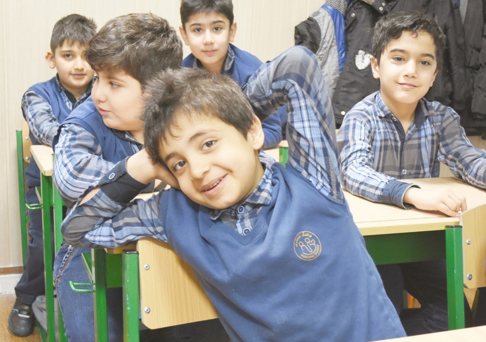 (ویدیو) تو مدرسه چطور درس‌خون به نظر برسیم؟/ این ترفندها تو رو همیشه محبوب معلم می‌کنه برو موفق باشی😂