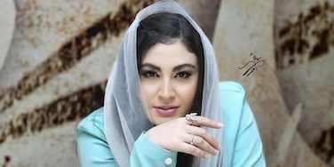 نگاهی به آپارتمان مجردی مریم مومن؛ خانه‌ای پینترستی با ترکیب کرم و سفید و چوب که از هر گوشه‌اش بوی خوش‌سلیقگی می‌آید! +ویدیو