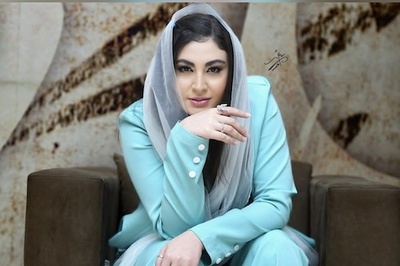 نگاهی به آپارتمان مجردی مریم مومن؛ خانه‌ای پینترستی با ترکیب کرم و سفید و چوب که از هر گوشه‌اش بوی خوش‌سلیقگی می‌آید! +ویدیو