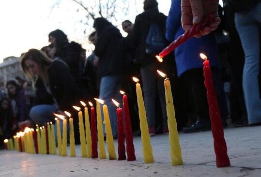 مراسم روز جهانی زن در شهر دیاربکر ترکیه با روشن کردن شمع به یاد قربانیان زلزله مهیب اخیر در ترکیه/ رویترز