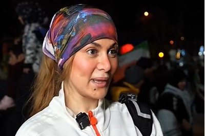 حرف دلِ خانم ایرانی در تجمعات شبانه: دلم برای خنده‌های آقای خامنه‌ای تنگ شده....+فیلم