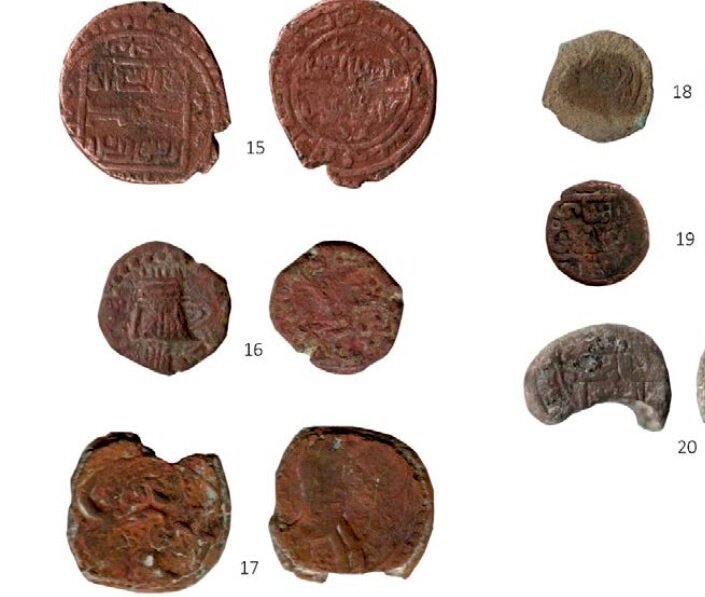 نمونه‌هایی از سکه‌های یافت شده در محوطه