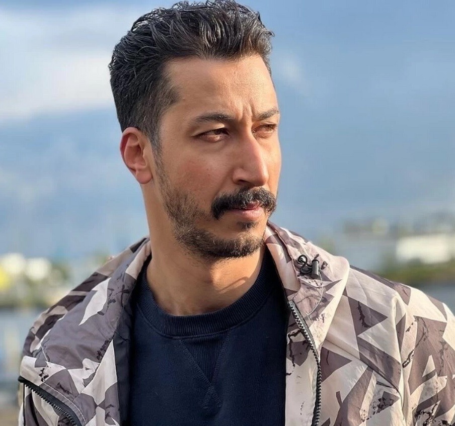 (ویدئو) خاطره‌ی فوق‌العاده خنده‌دار نقش اول فیلم «هفتاد سی» از عشق دوران مدرسه‌اش/ بهرام افشاری: دختره برگشت گفت آقا این ما رو اذیت میکنه راننده همونو رفت تو حیاط کلانتری!😁