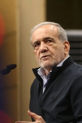 بگو مگوی پزشکیان با یکی از حاضرین جلسه:همین حرف‌ها را می‌زنید که مردم به خیابان می‌ریزند و می‌گویند دارید و نمی‌دهید+ ویدیو