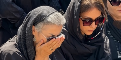 داغ دل همسر اکبر عبدی در مراسم چهلم تازه شد؛ ضجه‌ومویه‌های همسر و برادر اکبر عبدی بر سر خانهٔ ابدی این هنرمند تازه‌درگذشته بند نیامد