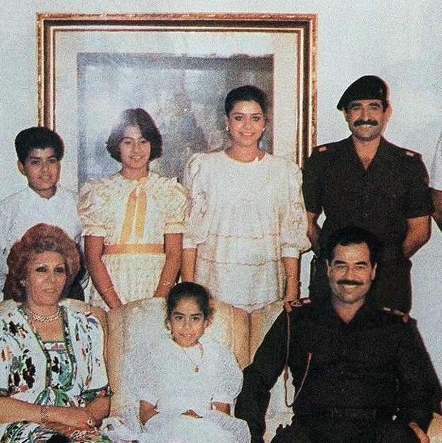صدام حسین در کنار خانواده اش