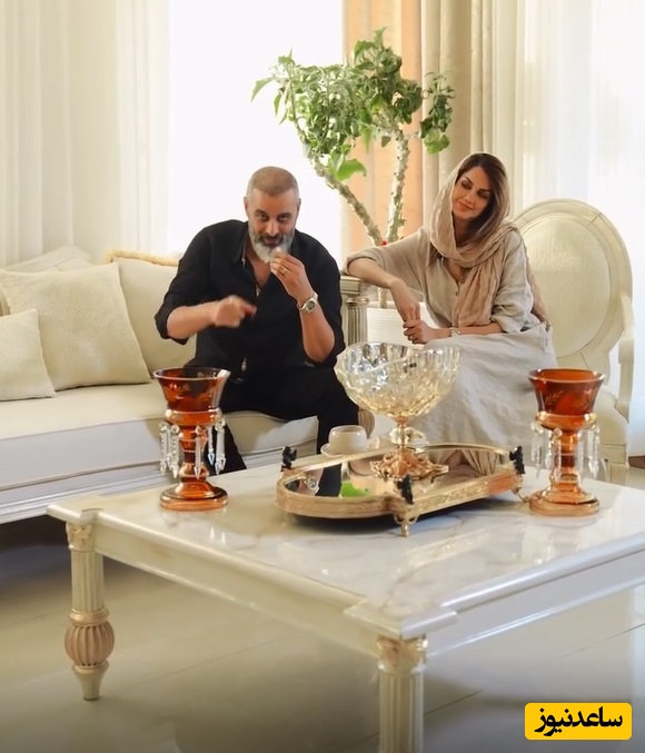 ویدئو/ نگاهی به چیدمان شاهانه و مجلل منزل علیرام نورایی و همسر خوش سلیقه‌اش صبا تاجیک به سبک اروپایی/ از مبلمان مدرن و  لوسترهای اعیانی تا جزئیات طلایی