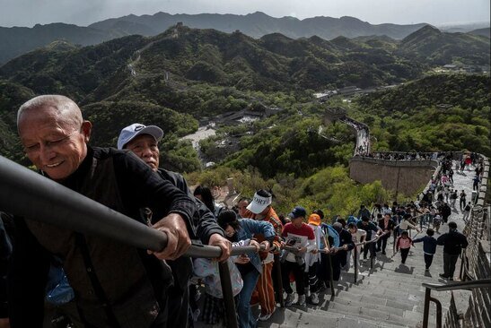 شلوغی بازدید از دیوار چین در نخستین روز از تعطیلات 5 روزه به مناسبت روز کارگر در چین/ گتی ایمجز