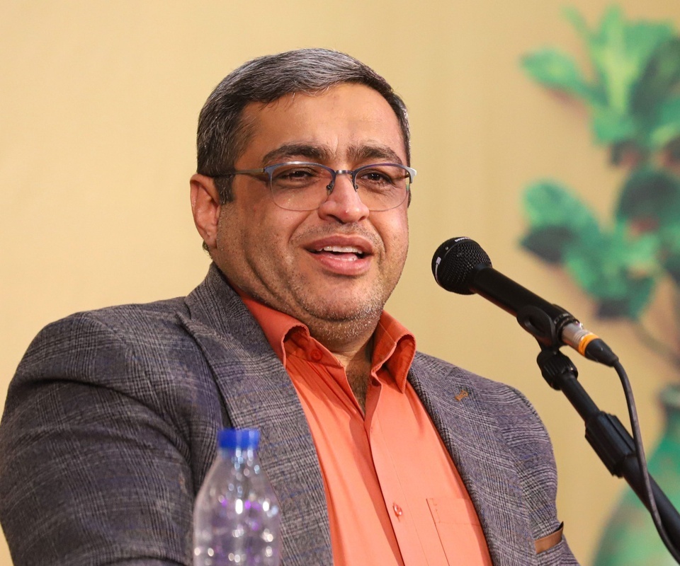 (ویدیو) دکتر سعید عزیزی روانشناس محبوب ایران: روبوسی زن و شوهر جلوی جمع... خانمه میگه بابات بیخود کرده...😂