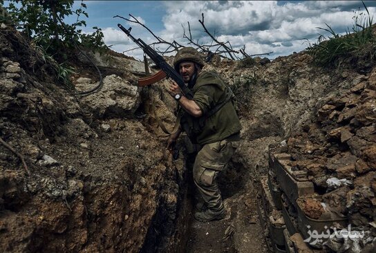 سرباز اوکراینی در سنگری در نزدیکی شهر سقوط کرده باخموت در شرق اوکراین/ آسوشیتدپرس