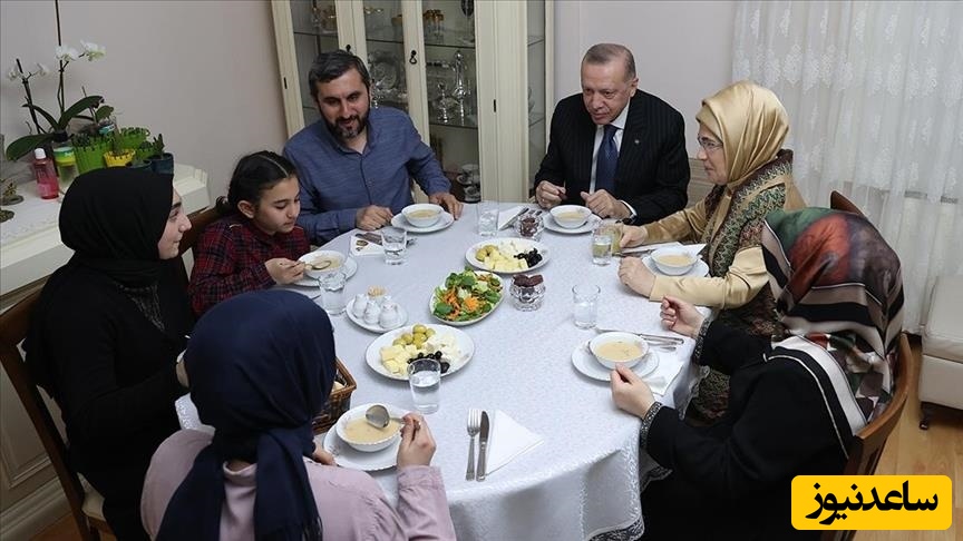 مروری برسفره افطار ساده و جالب خانواده ترکیه‌ای در میزبانی از اردوغان و همسرش+عکس/ هدیه ویژه به دختران خانواده توسط رئیس جمهور