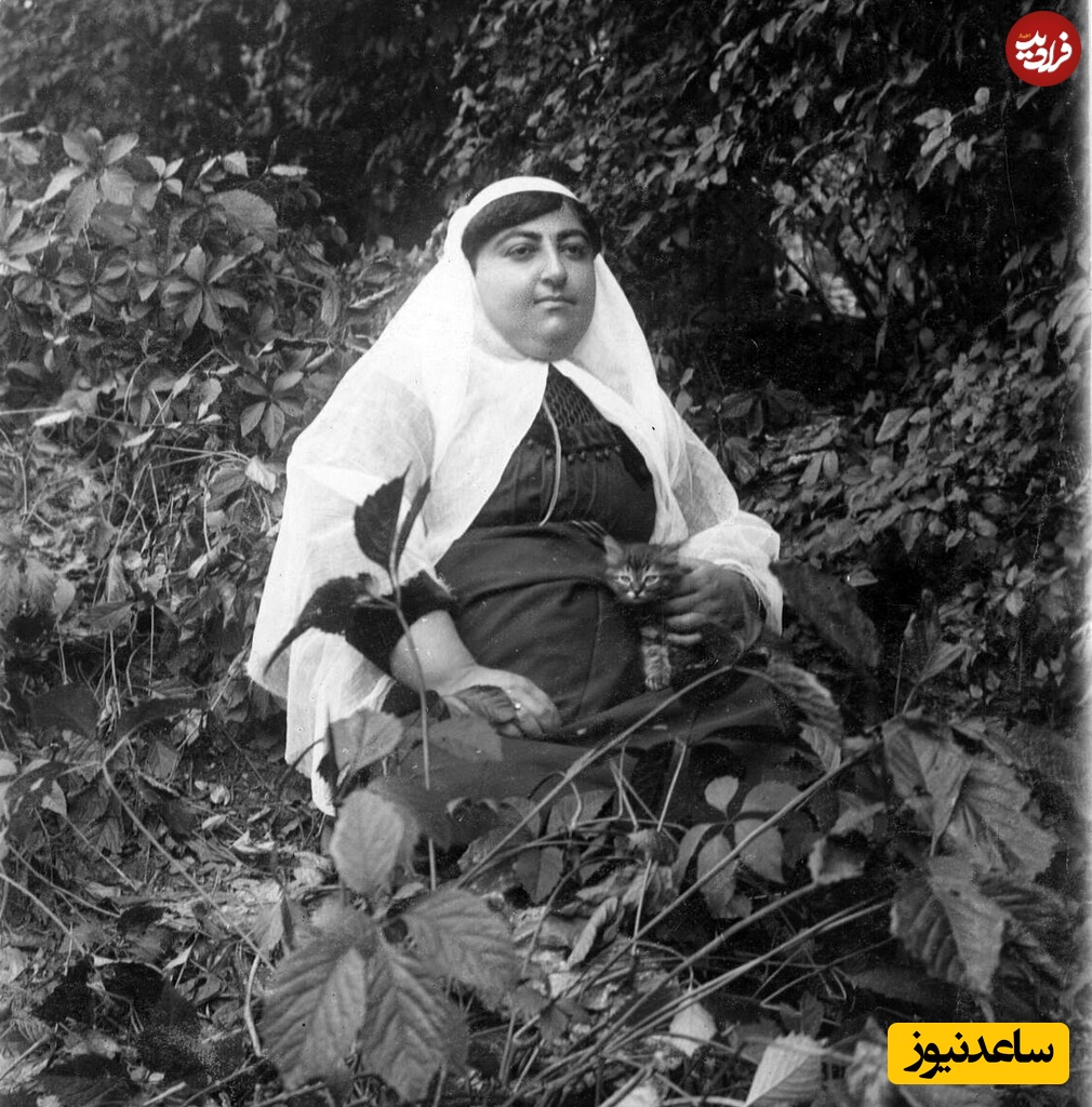 ملکه جهان خانم همسر محمدعلی شاه و مادر احمدشاه قاجار یک بچه گربه را در آغوش گرفته است
