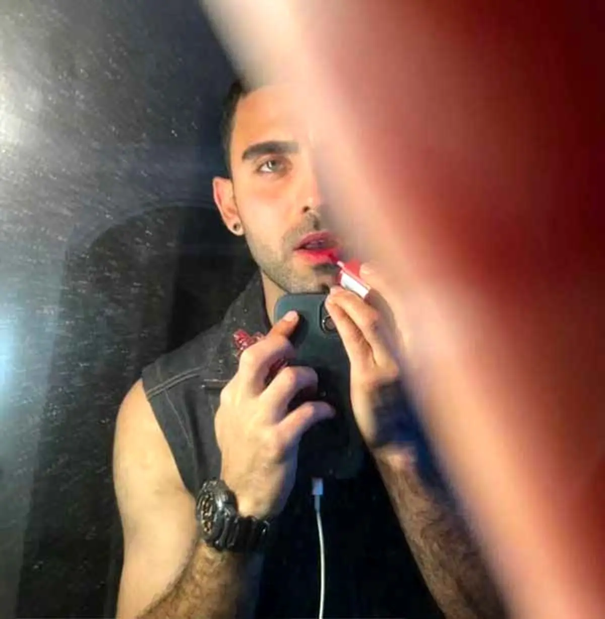 محمد صادقی؛ از فرار با تاپ و شلوارک تا لیدری در خارج؛  تو اول شلوارکت رو محکم بگیر بعد بگو «بترسید»/ ما فیلمِ آویزون شدنت رو فراموش نکردیم!😂+ویدیو