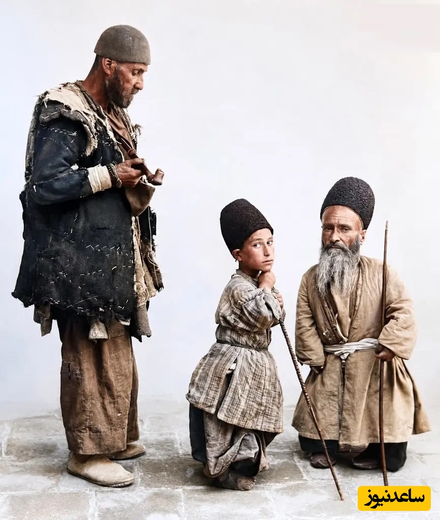 دو گدای قدکوتاه و مردی چپق در دست