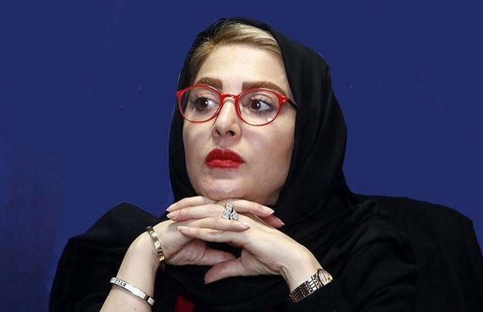 سلفی عجیب ژیلا صادقی از داخل لوستر/ اونجا چیکار داری خانم محترم؟