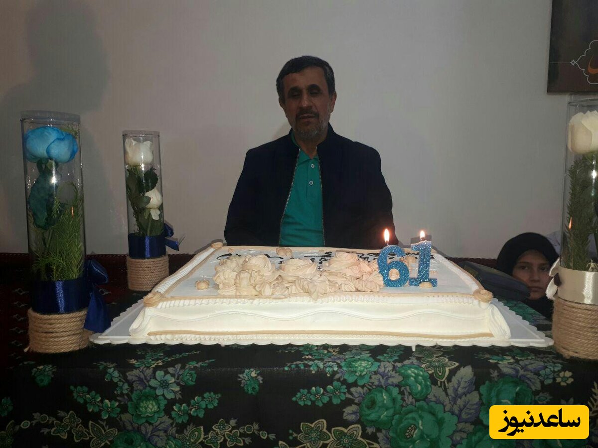 (عکس) نوشته جالب کیک تولد حاج محمود احمدی نژاد که توسط طرفداران پر و پا قرصش تدارک دیده شده بود / چه کیک بزرگی هم هست!