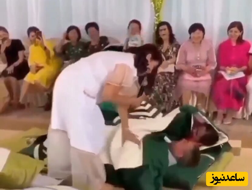 (فیلم) رسم عجیب خوابیدن عروس و داماد جلوی مهمان های عروسی ! 😱