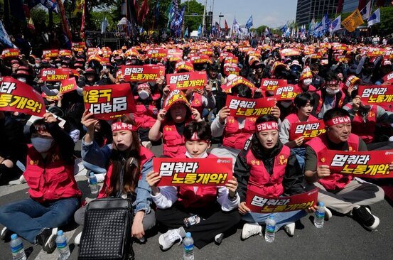 اعضای اتحادیه های کارگری در تظاهرات و اعتراضات روز کارگر در شهر سئول کره جنوبی/ آسوشیتدپرس