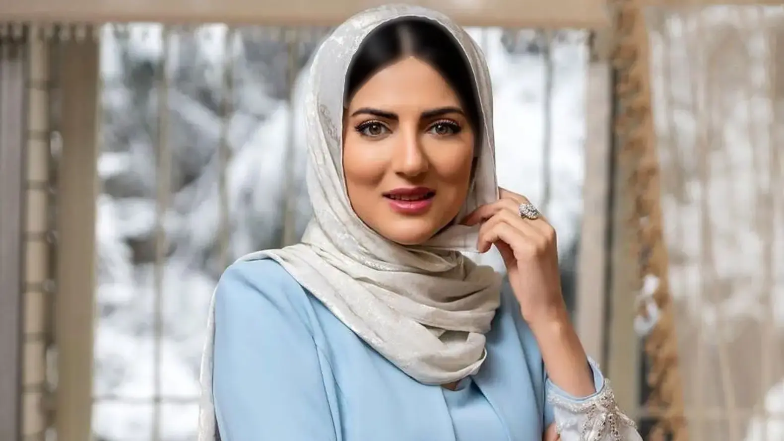 (تصاویر) چیدمان ایرانی‌پسند و خیره‌کننده‌ی خانه‌ی هلیا امامی با مبلمانی که از نظر طراحی داخلی لوکس‌ترین رنگ را دارند