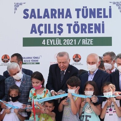 اقدام ناشایست و دور از انتظار اردوغان با کودک خردسال بخاطر زودتر بریدن روبان افتتاحیه یک پل در ترکیه+ویدیو