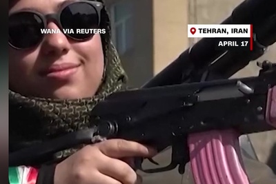 ببینید| تعجب رسانه‌های آمریکایی از این استایل  دختران ایرانی که با اسلحه به خیابان‌ها آمدند + ویدیو